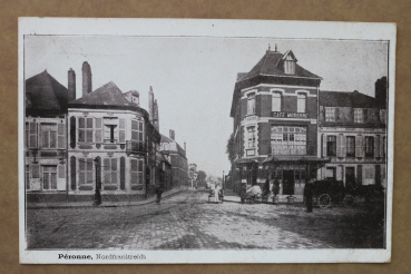 Ansichtskarte AK Peronne Nordfrankreich 1915 Cafe Moderne Kutschen Häuser Straße Ortsansicht Frankreich France 80 Somme